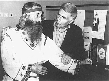 Добровольский (он же Доброслав - стоит слева)  с другим известным неоязычником - Емельяновым.
