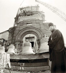Колокольня собора. Установка колоколов на возрожденной звоннице. Май 1991 года.