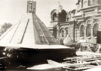 Крестильный храм. Строительство временного крестильного храма. Фото 1995 года.