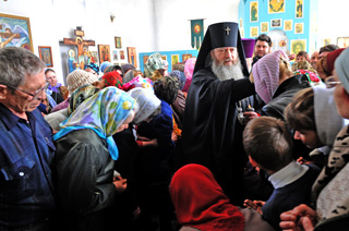 Владыка благословляет прихожан в Барабинском храме в честь Покрова Пресвятой Богородицы