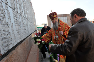 Возложение цветов к памятнику павшим воинам в Барабинске