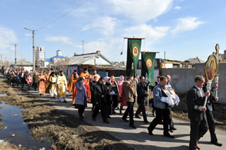 Крестный ход к памятнику павшим воинам в Барабинске