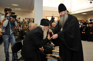 Владыка Тихон вручает Церковную медаль ветерану Великой Отечественной войны протоиерею Валентину Бирюкову