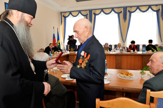 Архиепископ Новосибирский и Бердский Тихон вручает епархиальную юбилейные медали заслуженным героям Тогучина