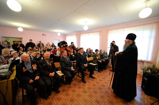 Архиепископ Новосибирский и Бердский Тихон поздравляет тогучинских ветеранов