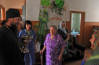 Жители дома ветеранов рады приходу священника