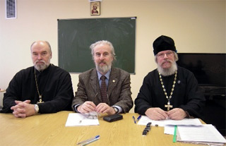 Президиум юбилейного заседания: (слева направо) протоиерей Александр Новопашин, профессор А. Л. Дворкин, священник Лев Семенов 