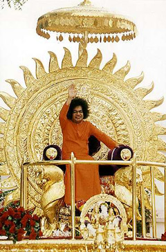 Саи Баба, человек который считает себя воплощением Шивы, Будды, Иисуса Христа и во многих организациях в медитативных целях использует крест