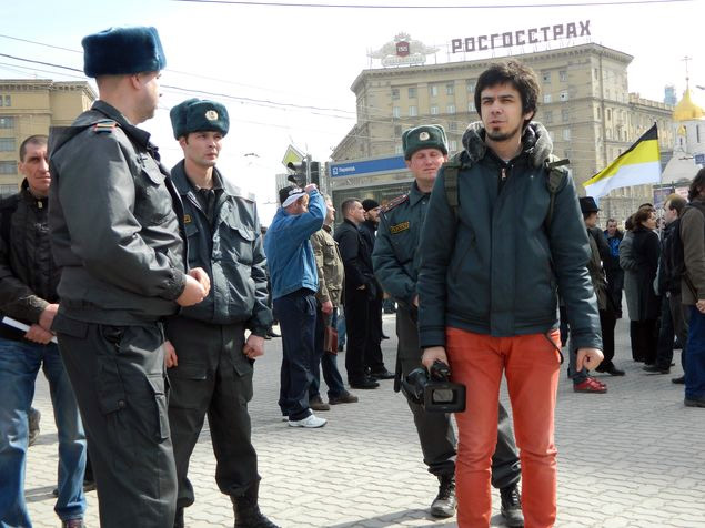 Полицейские буквально стерегли Лоскутова, не отходя от него ни на шаг. 