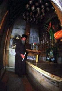 Святой Гроб Господень. В этой пещере был погребен наш Спаситель. Здесь Иерусалимский патриарх получает Благодатный огонь.