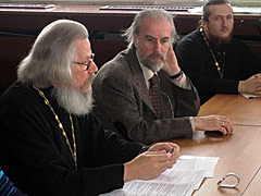 На фото (слева направо): Священник Лев Семенов, профессор А. Л. Дворкин, председатель Миссионерского отдела Рязанской епархии священник Арсений Вилков