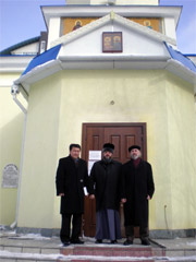 У входа в Константино-Еленинский кафедральный собор. Слева направо: директор МЦКР А. Абуов, архимандрит Серапион, профессор А. Дворкин.
