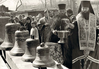 Александро-Невский собор. Епископ Новосибирский и Барнаульский Тихон (ныне — архиепископ Новосибирский и Бердский) в сослужении будущего настоятеля собора во имя святого благоверного князя Александра Невского священника Александра Новопашина освящает новые колокола на звонницу собора. Май 1991 года.