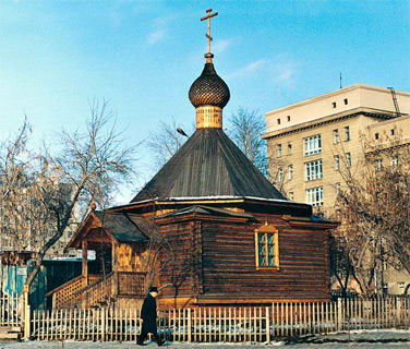 Александро-Невский собор. Временный крестильный храм. Впоследствии храм был перевезен в поселок Пашино. Сейчас в нем размещается воскресная школа прихода во имя святого праведного Иоанна Кронштадтского.