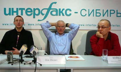 Лама Оле Нидал в Томске (справа - скучающий Александр Койбагаров - президент Российской ассоциации буддистов школы Карма-кагью). После этой жаркой для ламы пресс-конференции в январе 2009 года с официального сайта Карма-кагью в России исчезло интервью ламы "О любви и сексе"