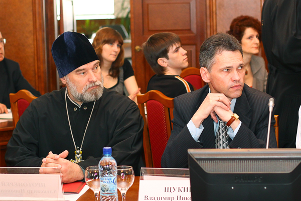 Протоиерей Александр Новопашин и заместитель руководителя департамента образования Новосибирской области Владимир Щукин на заседании депутатской комиссии