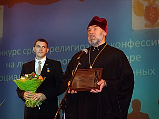 с ответным словом выступает отец Александр Новопашин