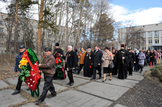 Шествие от школы к памятнику павшим воинам