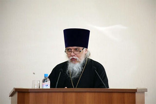 Председатель Синодального отдела по церковной благотворительности и социальному служению протоиерей Аркадий Шатов заметил, что по другую сторону баррикад у Антинаркотического Комитета - мощная сила, включающая в себя целые государства. Без помощи Божьей, уверен батюшка, ее не преодолеть. Кроме наркозависимых к Церкви должны приобщаться и сами сотрудники Антинаркотического Комитета