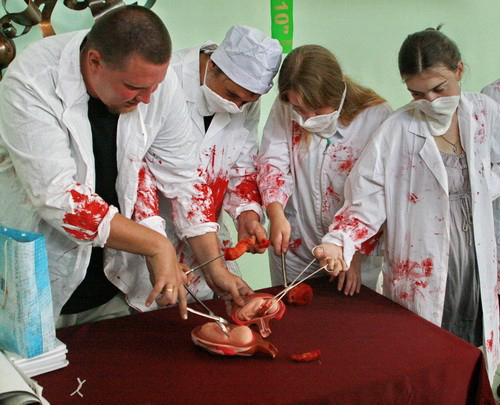 Мастер-класс продолжился в гостинице "Салют", где проходил фестиваль. Активисты по просьбе теелжурналистов изображают, как выглядит процесс аборта