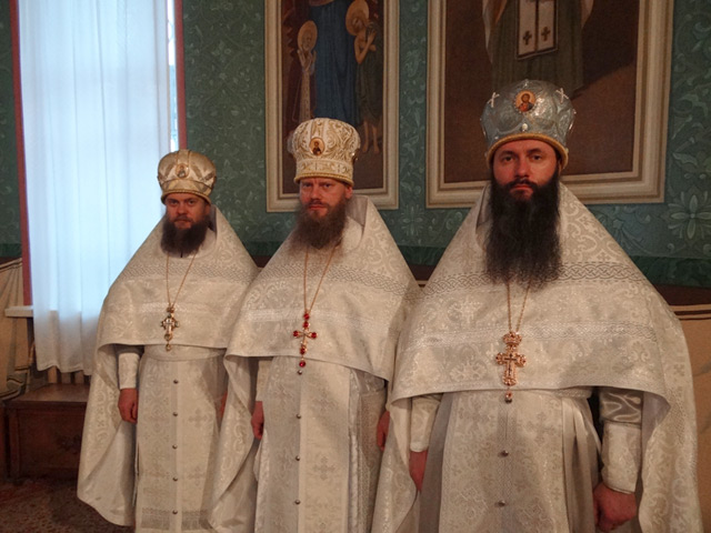 8. Архимандриты Филипп (Новиков), Лука (Волчков) и Феодосий (Чащин) (слева направо)