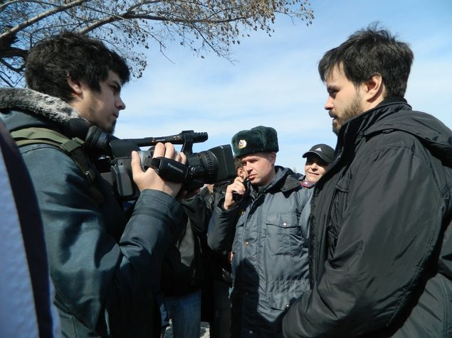 Артема Лоскутова несколько раз обступали православные, желая поквитаться со скандальным художником.