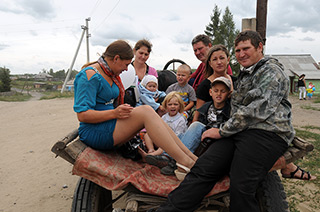 Население из окрестных сел подъезжало своими средствами