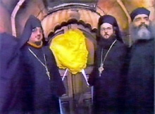 "...и поставили у гроба стражу, и приложили к камню печать." Мф.27,66